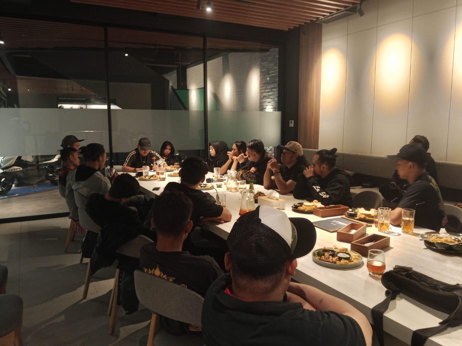 Anggota klub berkumpul di satu meja