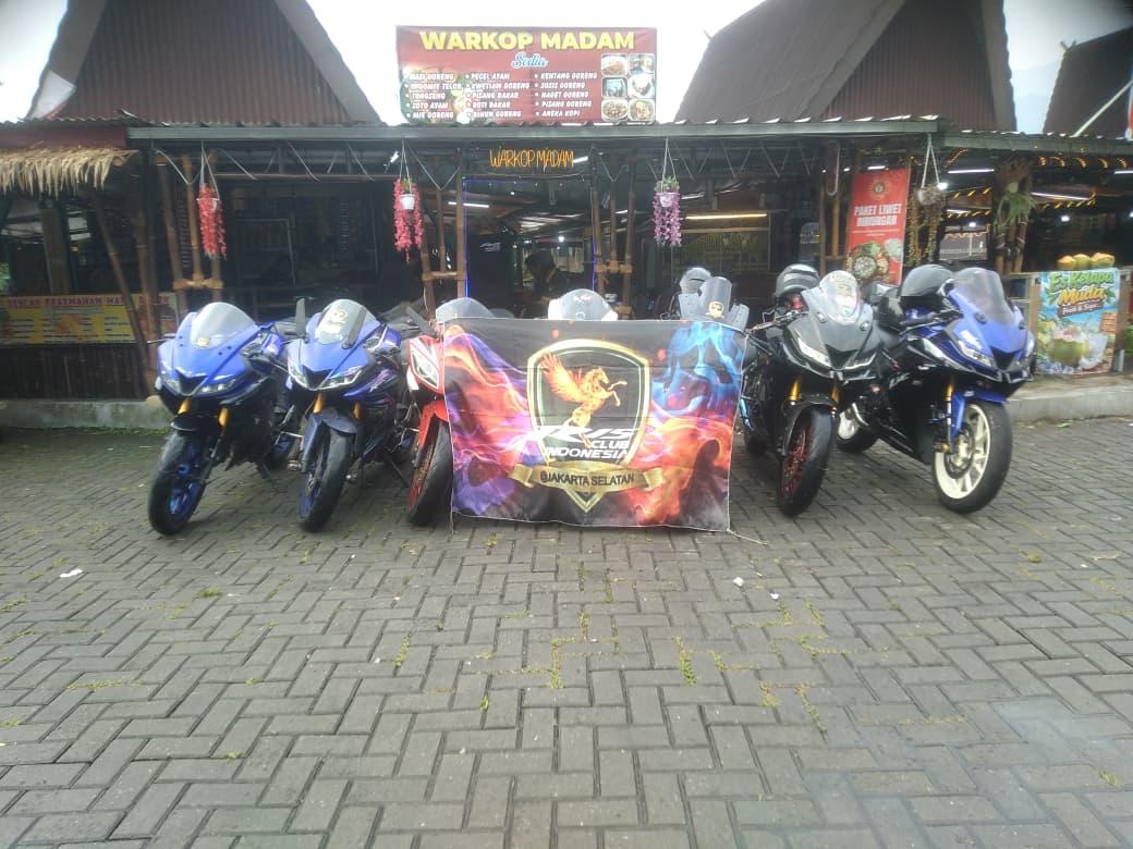 Deretan Yamaha R15 dengan bendera klub